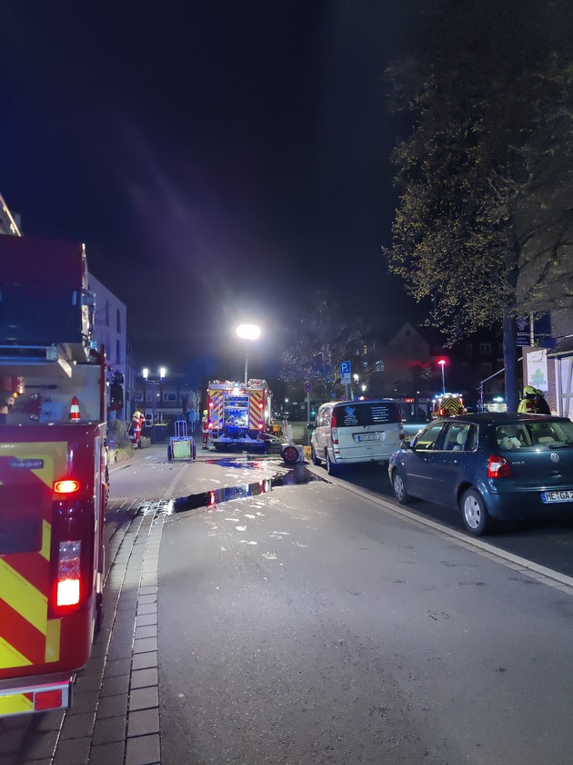 FW-Heiligenhaus: Brand in einem Schnellimbiss - Treppenraum eines Mehrfamilienhauses verraucht