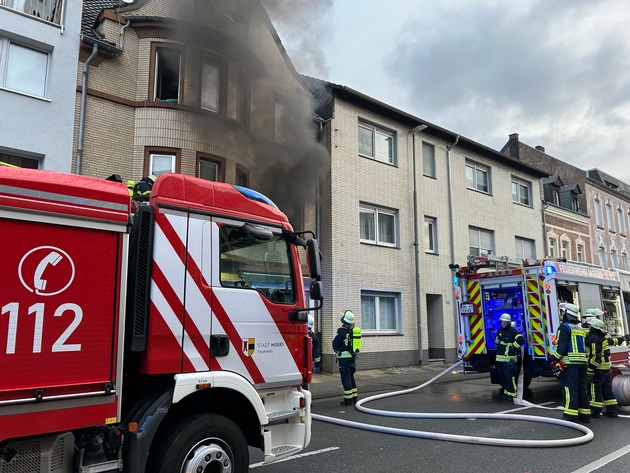 FW Moers: Brand in Wohn- und Geschäftshaus / Rauchmelder warnen Bewohner frühzeitig