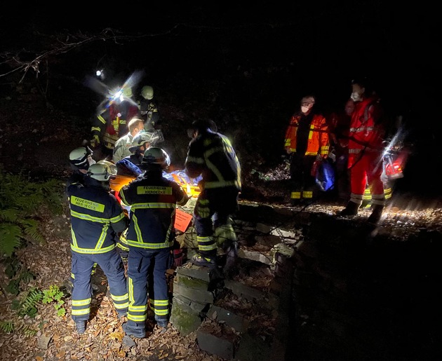 FW-EN: Verletzte Boulderin aus unwegsamen Gelände gerettet - Zwei Einsätze wegen unbekannter Rauchentwicklung an der Wetterstraße