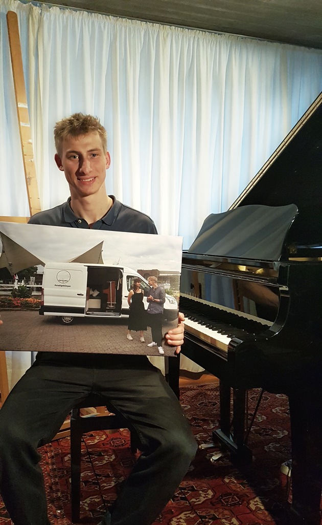 Klaviermusik per Livestream - Pianist Thelonious Herrmann spielt Lieblingsstücke live aus seinem Wohnzimmer in Köln