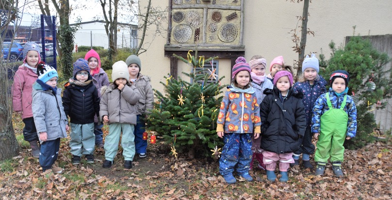 POL-PDNW: Kindergartenkinder gestalten Weihnachtsbaum der Autobahnpolizei Ruchheim