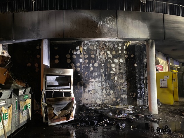FW-EN: Unbekannter Feuerschein - Brennende Gegenstände an einer Supermarktfassade - Brandausbreitung auf Supermarkt verhindert.