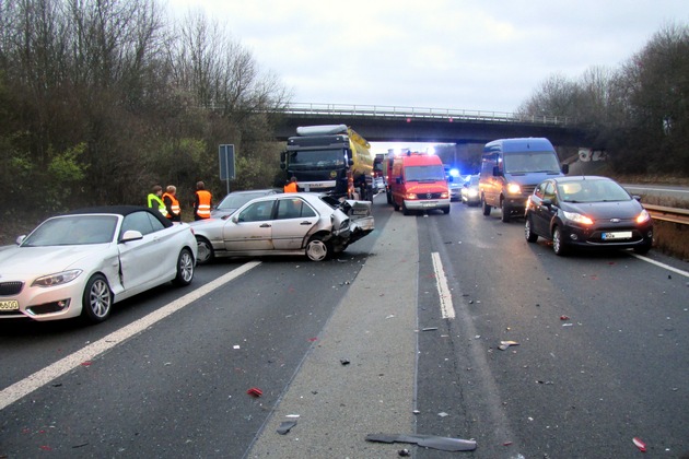 POL-VDMZ: Schwerer Verkehrsunfall auf der A63