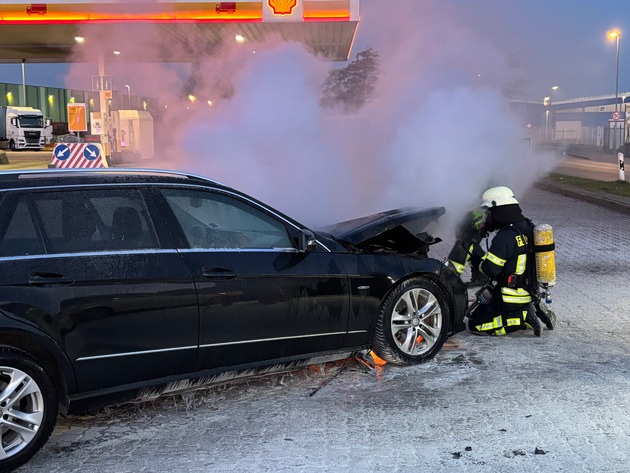 FW-ROW: Pkw ger&auml;t in Brand - eine Person verletzt