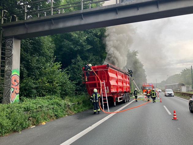 FW-MH: Brennender LKW auf der BAB40 in Höhe der Abfahrt Mülheim-Heißen