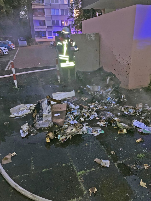 POL-ME: Papiercontainer in Brand gesetzt - Fahndung nach Flüchtigen - Erkrath - 2110078