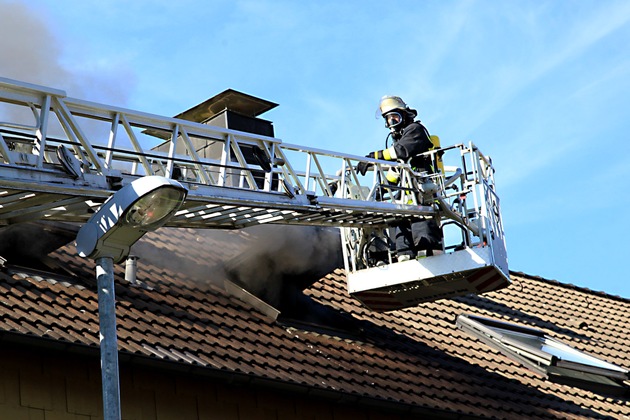 FW-E: Dachgeschosswohnung ausgebrannt, Löschangriff in letzter Sekunde verhindert Durchzündung