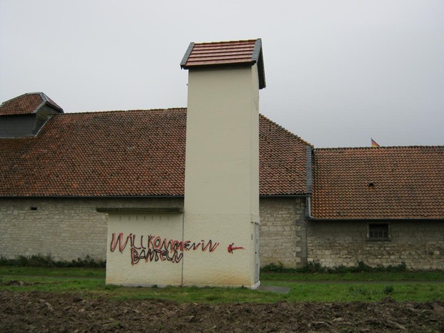 POL-HI: Sachbeschädigungen durch Farbschmierereien