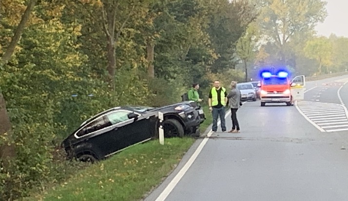 FW Borgentreich: Verkehrsunfall zwischen zwei PKW&#039;S auf der B241 zwischen Borgentreich und Lütgeneder. Drei Personen wurden mit Rettungswagen ins Krankenhaus verbracht.