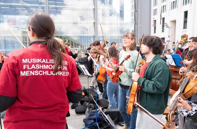 SOS-Kinderdörfer weltweit e.V.: Weltkindertag: Benefizkonzert für Kinder in Gaza / Vorstandsvorsitzende der SOS-Kinderdörfer weltweit, Lanna Idriss, spricht in Berlin