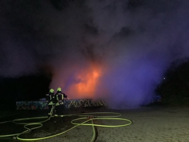 FW-GE: Brand im Musikpavillon des Stadtgartens