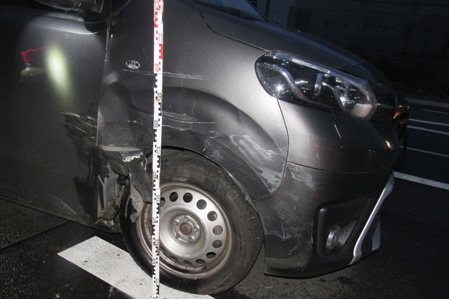 POL-ME: Sachschaden nach Unfall mit fünf Fahrzeugen - Ratingen - 2301062