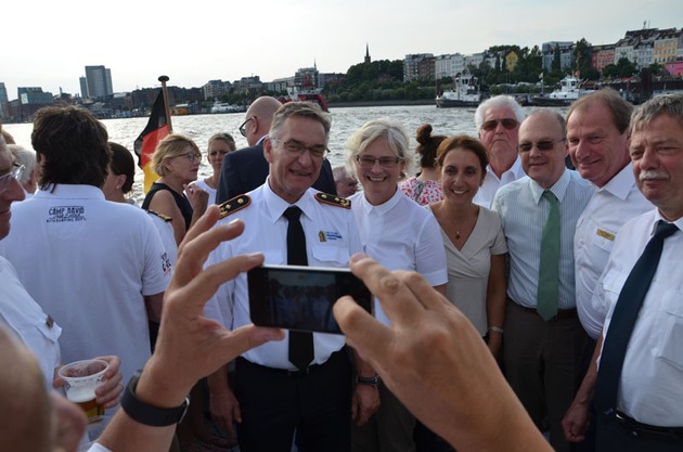 THW-HH MV SH: Landeshelfervereinigung Hamburg und das THW Hamburg luden zur traditionellen Barkassenfahrt ein