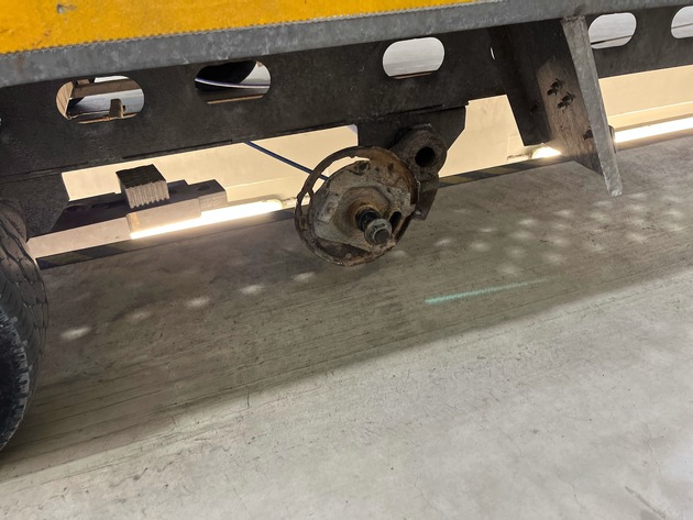 POL-ME: 56 zum Teil gravierende Mängel und ein fehlendes Rad: Polizei zieht schrottreifen Autotransporter aus dem Verkehr - 2601065
