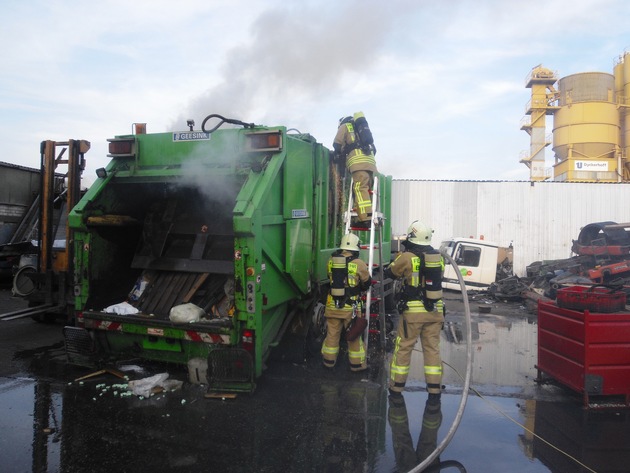 FW-BOT: Bottrop; Brand eines Müllwagens auf einem Firmengelände