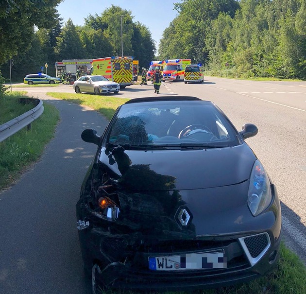 POL-STD: Auto landet nach Unfall auf dem Dach - zwei Personen leicht verletzt