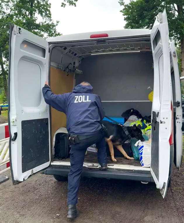 POL-CUX: Gemeinsame Großkontrolle von Zoll und Polizei im Bereich Hechthausen und Hemmoor (Fotos im Anhang)