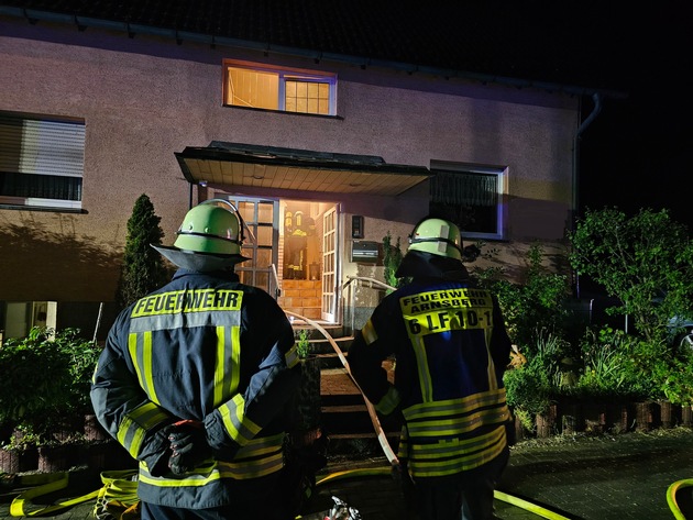 FW-AR: Schneller Einsatz verhindert größeren Schaden: Feuerwehr löscht Brand in Arnsberg