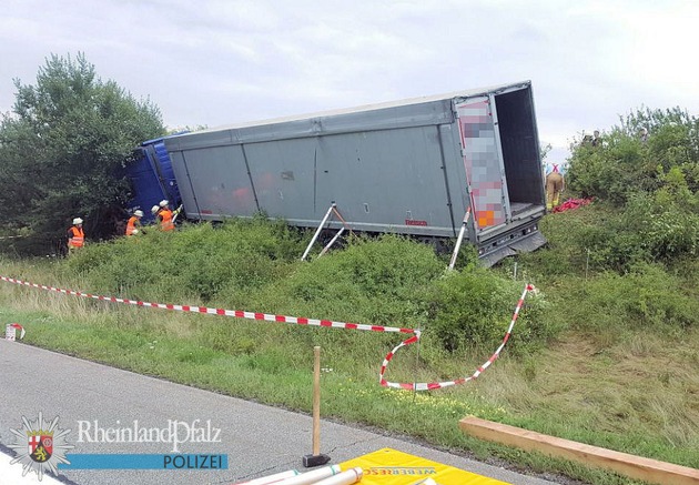 POL-PPWP: Pannenfahrzeug von Sattelzug in Böschung geschleudert