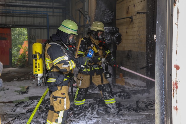 FW-E: Feuer in leerstehender Lagerhalle - starke Rauchentwicklung