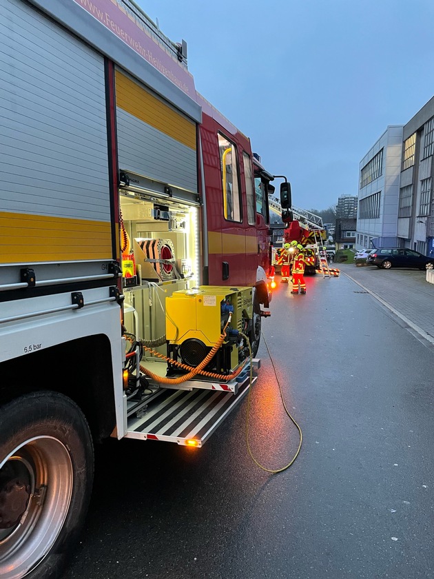 FW-Heiligenhaus: Einsatzstelle mit Bedrohungslage - Feuerwehr löscht Zimmerbrand
