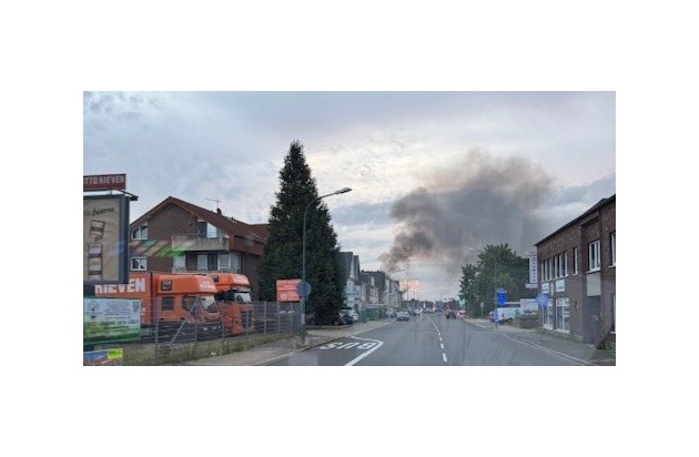 FW Düren: Wohnungsbrand am frühen Morgen - Feuerwehr Düren bringt Feuer schnell unter Kontrolle
