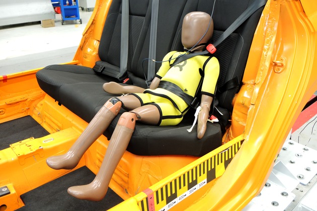 Der ADAC warnt vor Kindersitz-Ersatz / Zusatzgurt Smart Kid Belt versagt beim Crash und birgt Verletzungsrisiken.
