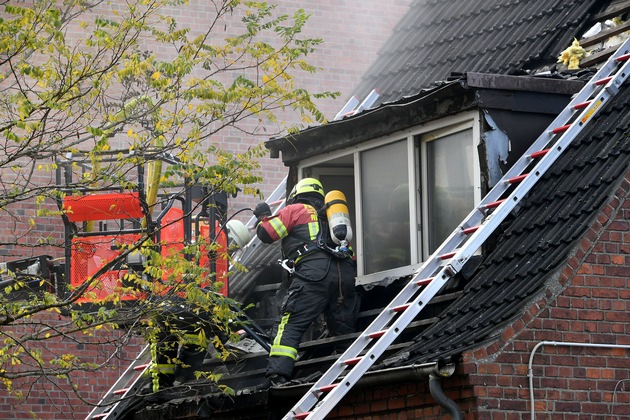 FW-RD: Wohnhaus in Rendsburg ausgebrannt - Bewohner über Leitern gerettet