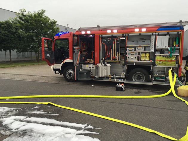 FW-KLE: Drittmeldung: Brand eines kunststoffverarbeitenden Betriebs im Gewerbegebiet Bedburg-Hau