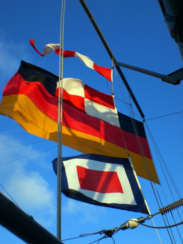 Deutsche Marine - Pressemeldung (Feature): Altes Seemannshandwerk immer noch unverzichtbar - Wie eine Wolgasterin auf See mit anderen Schiffen kommuniziert