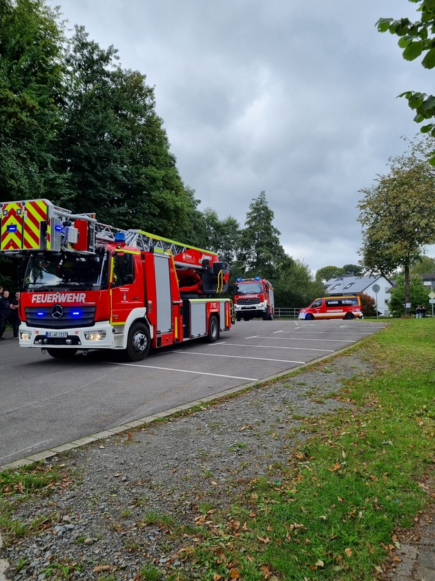 FW Wenden: Brand und mehrere Verletzte bei Grillunfall auf dem Schützenplatz in Hillmicke - Herbstübung der Jugendfeuerwehr