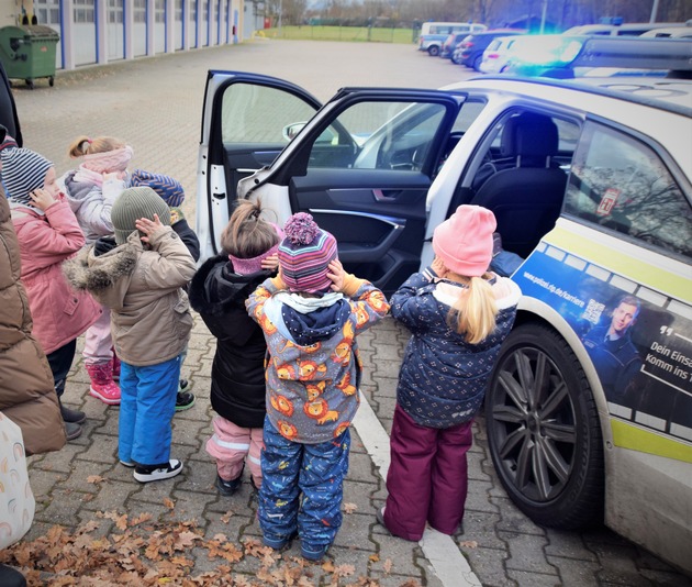 POL-PDNW: Kindergartenkinder gestalten Weihnachtsbaum der Autobahnpolizei Ruchheim