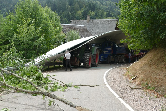 POL-FR: Müllheim: Schwertransport verunfallt mit Rotorblatt einer Windkraftanlage