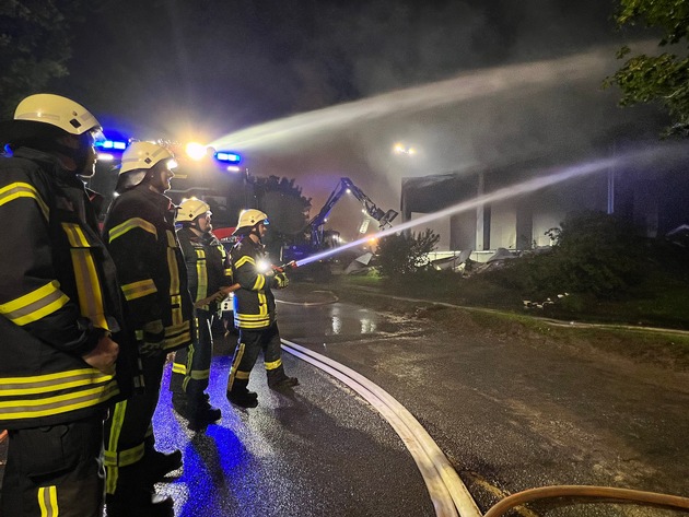 FW-LEV: Brand zerstört Großbäckerei in Leverkusen Quettingen