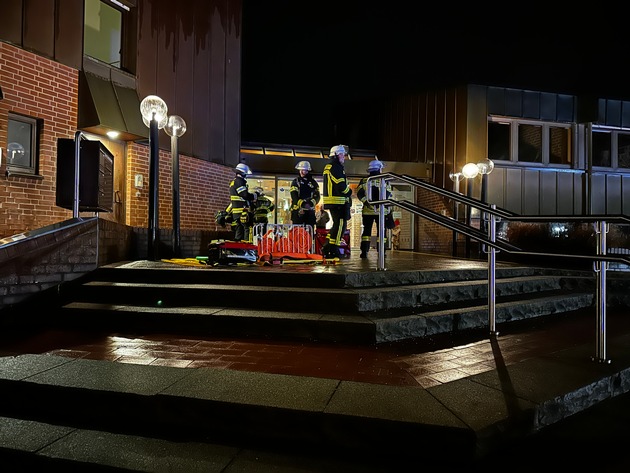 FW Hennef: B 4 Gebäude in Hochschule; Sirenenalarm