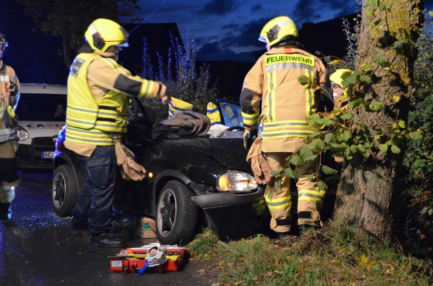 FW-Stolberg: Pkw gegen Baum