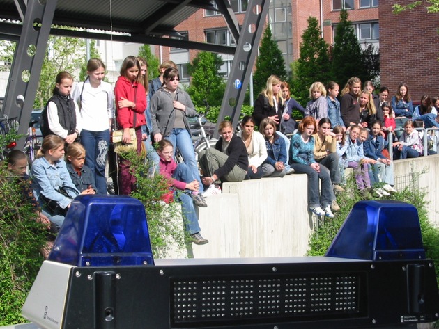 (528/03) Girl&#039;s Day 2003 voller Erfolg - 75 Mädchen besuchen die Polizei