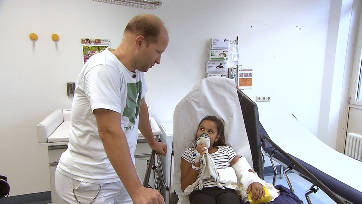 Armbruch, Wachstumsstörung oder Fehlbildung: Neue Fälle in &quot;Auf Station - Die Kinderklinik&quot; bei RTL II