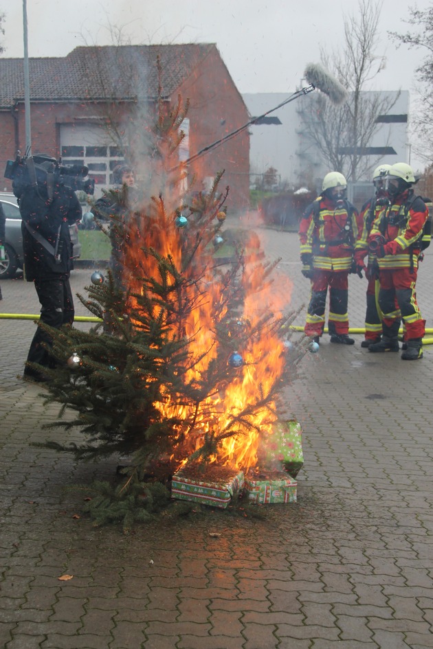 FW-LFVSH: Sicherheitstipps in der Lichterzeit: 
Sicherer Umgang mit Adventskränzen und Weihnachtsbäumen