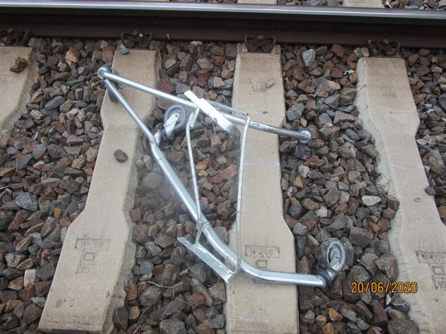 BPOLI MD: Gefährlicher Eingriff in den Bahnverkehr: S-Bahn kollidiert mit Einkaufswagen - Zeugenaufruf