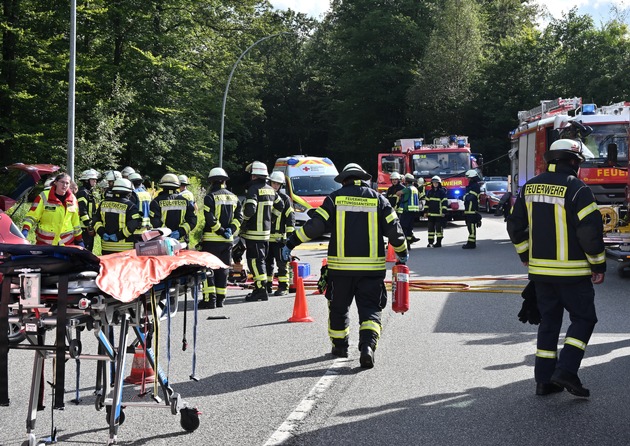 FW LK Neunkirchen: VU mit Person / PKW gegen PKW, L112 von St Ingbert bis L112 Elversberg // Einfahrt Schüren