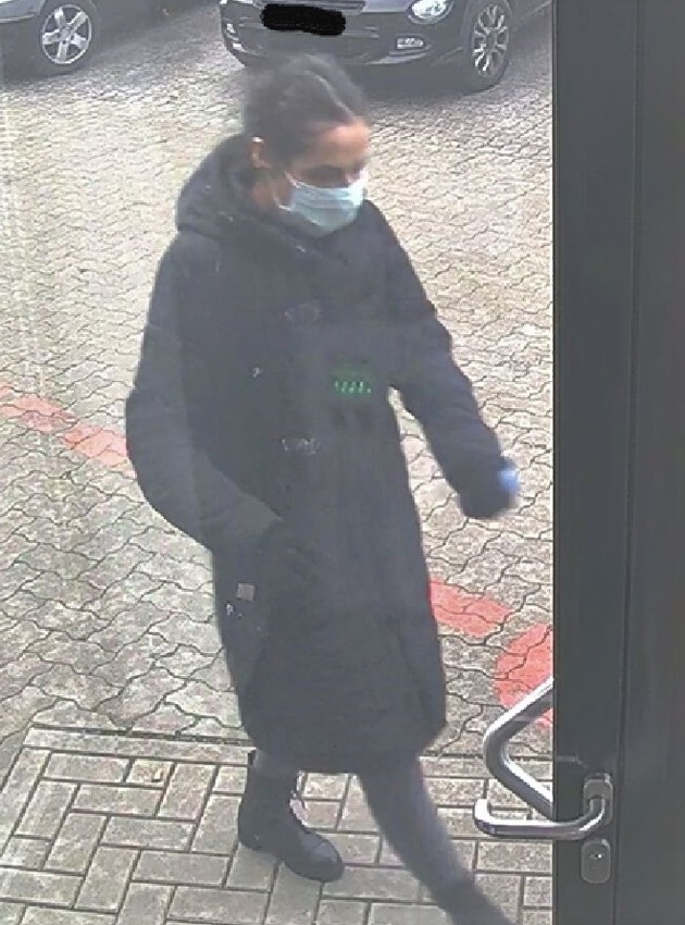 POL-BS: Unbekannte Frau entwendet Geldbörse und hebt Geld ab - Polizei fahndet mit Fotoaufnahmen der Tatverdächtigen