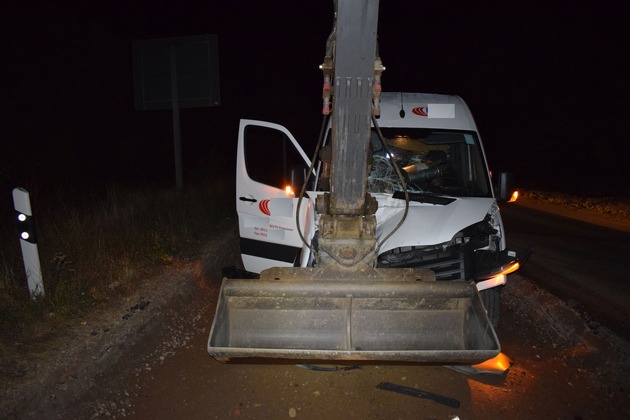 POL-STH: Schwerer Verkehrsunfall in der Baustelle der B 65 in Kobbensen