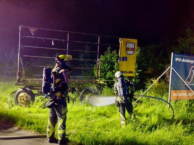 FW Hünxe: Pkw überschlagen und Brand eines Anhängers - Hubschrauber im Einsatz