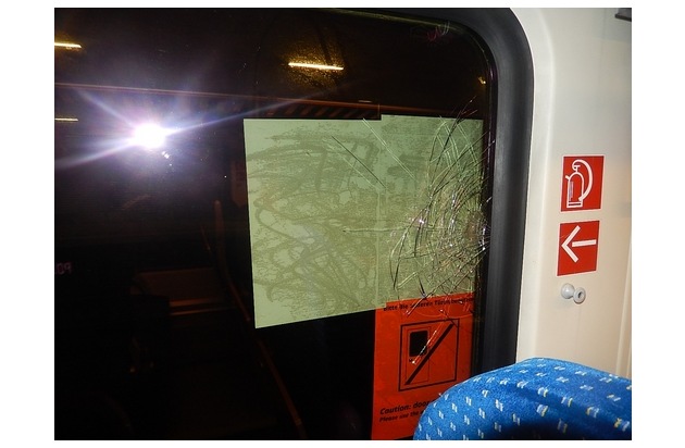 BPOL-FL: St. Michaelisdonn - Zug mit Steinen beworfen; Anzeigentafel beschädigt- Tatverdächtige gestellt
