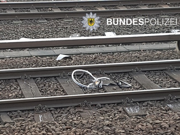 BPOLD-B: S-Bahn überfährt Hindernis - Bundespolizei sucht Zeugen