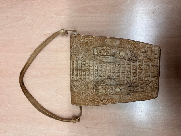 HZA-D: Zoll am Flughafen Düsseldorf findet Handtasche mit Biss / Krokodilhandtasche aus streng geschützter Art vom Zoll beschlagnahmt