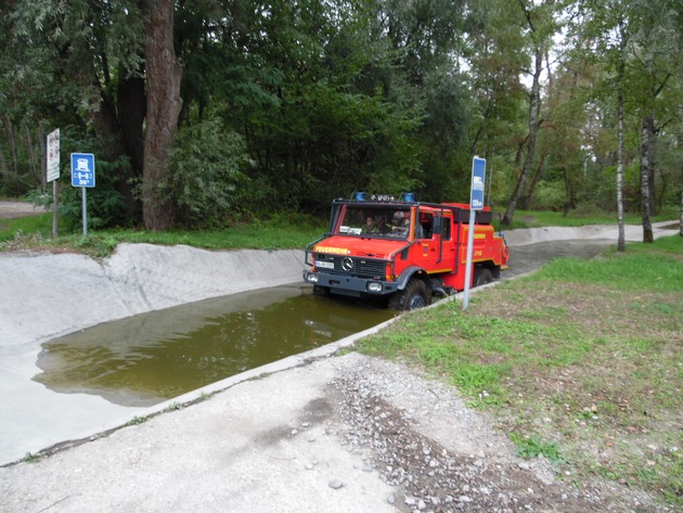 FW-KA: Fahrertraining auf der Unimog-Teststrecke begeisterte Maschinisten der Feuerwehr