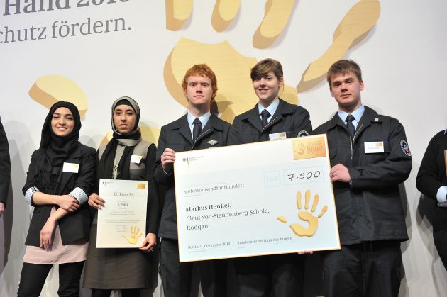 &quot;Helfende Hand&quot; für innovative Feuerwehrprojekte / Ehrenamts-Förderpreis des Bundesministers des Innern in Berlin verliehen (mit Bild)