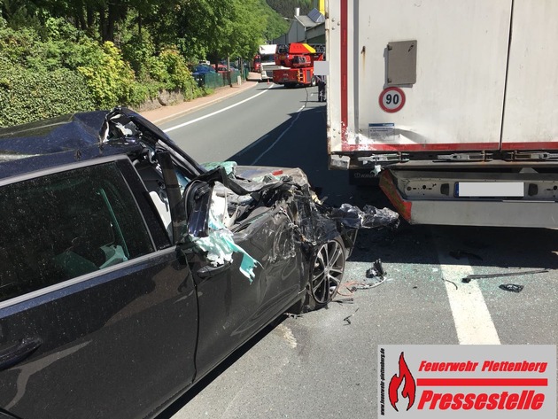 FW-PL: OT-Eiringhausen. Schwerer Verkehrsunfall. PKW fährt unter Sattelauflieger eines LKW. 1 Verletzte.